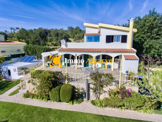 Charming 3 bedroom villa with sea view and large garden