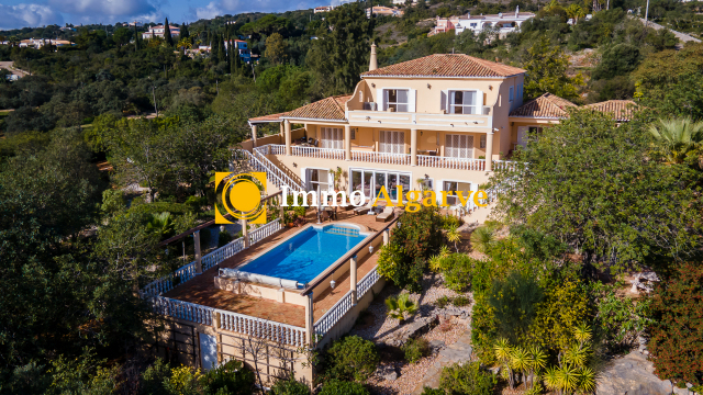 A magnificent and spacious 6 bedroom villa with a extensive sea views in Santa Barbara de Nexe