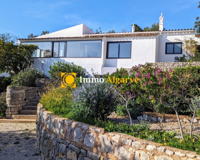 Marvelous large sea View for this fully renovated charming 3 bedroom quinta in Santa Barbara de Nexe, possibility to extend to 5 bedrooms