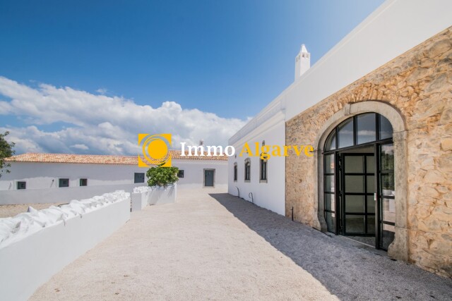 1931 Manor house with 9 bedrooms renovated in an Algarve-style Estate with sea view: last phase of finishing