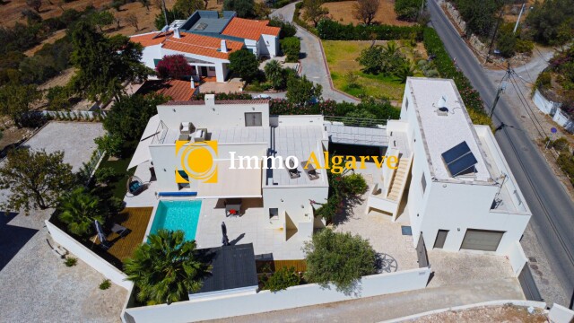 A Stunning 4 bedroom Oasis: Modern Comfort in the Heart of Santa Barbara de Nexe