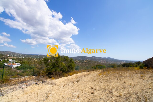 On the gentle hills of Santa Barbara, with a sea view to the East, a plot of 6240 m2 , completely fenced with 2 ruins on it... quietness guaranteed