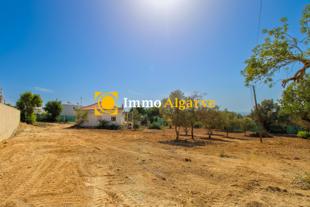Magnificent Seaviews - building plot with construction of approximatively 1000m2, conveniently located close to the center of Santa Barbara de Nexe