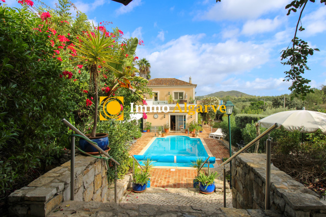 A spacious, well-constructed, four-bedroom detached villa, with walking distance to the center of SÃ¡nta BÃ¡rbara de Nexe