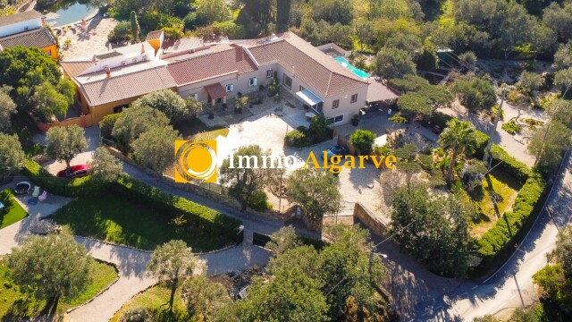 Spacious L shaped property consisting of 2 separate 2 bedroom villas in the prestigious area of Goldra, Santa Barbara de Nexe