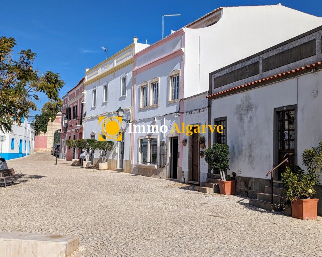 For renovation: charming old house with spacious rooftop terrace in the historical town centre of Estoi