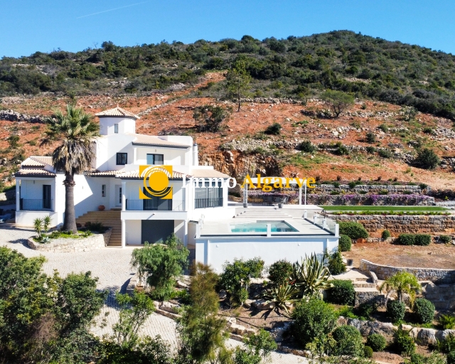 OPPORTUNITY : 3 bedroom villa, completely renovated and furnished, with an astonishing sea view in Santa Barbara de Nexe.