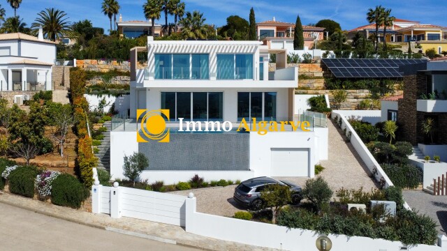 Luxury 3 bedroom villa in prestigious Quinta das Raposeiras with stunning sea view