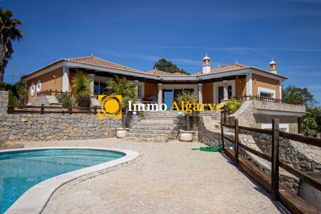 Single storey 4 bedroom villa in a unique location in SÃ£o BrÃ¡s de Alportel