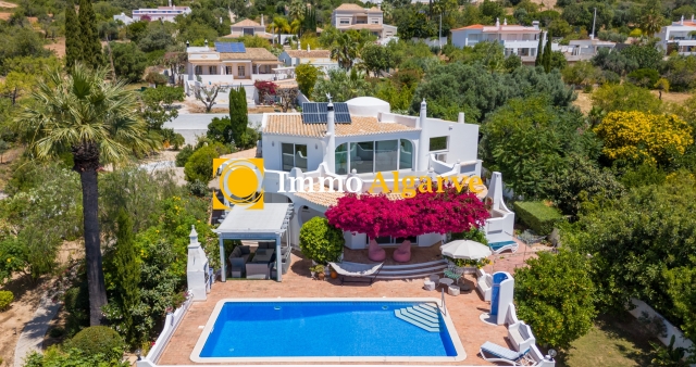 Exquisite 4 bedroom villa, in Santa Barbara de Nexe, with stunning ocean view and village proximity .