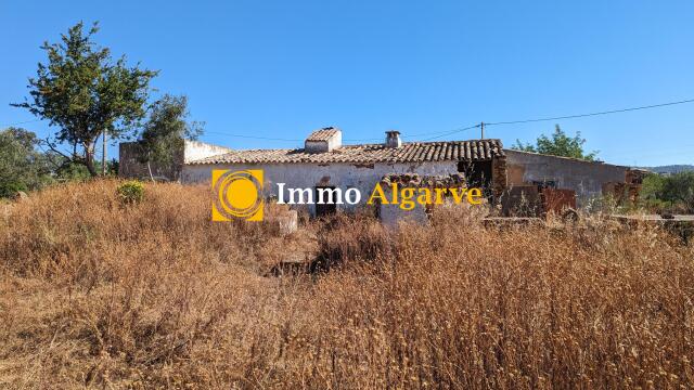 Pretty old quinta with large piece of land for renovation or reconstruction