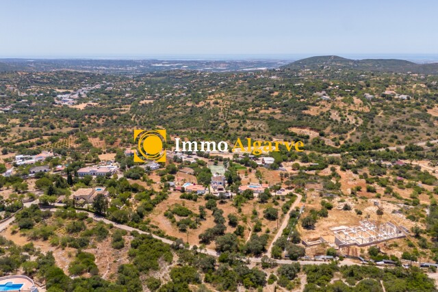 Aanzienlijk stuk land voor ontwikkeling, met mooi uitzicht op zee, gelegen in het prestigieuze Quinta das Raposeiras