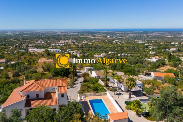 Beautiful 4-bedroom villa with stunning panoramic views of the Algarve coast in Santa Barbara de Nexe