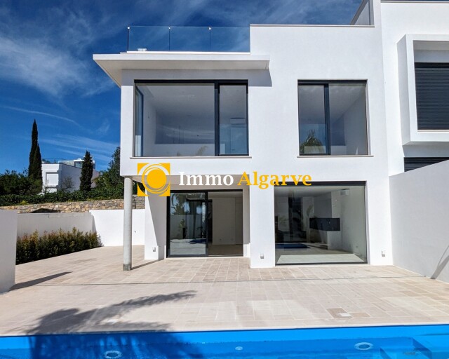 Modern new build 3 bedroom villa in the center of Santa Barbara de Nexe with spectacular sea views