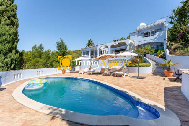 Charming 2 bedroom villa and separate annex with magnificent ocean views in Santa Barbara de Nexe