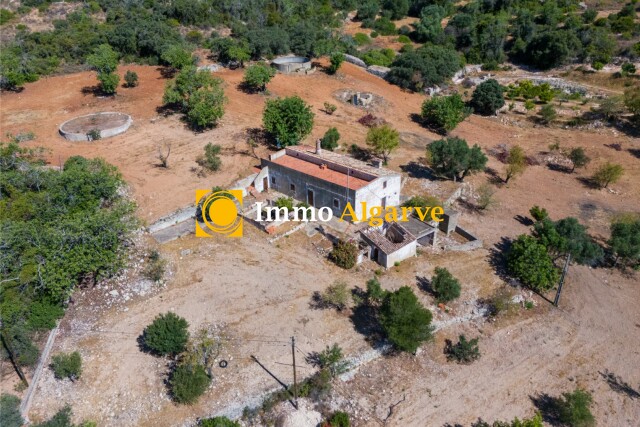 EXCEPTIONAL: one of the last remaining ruins in the Canal area of Santa Barbara de Nexe, in good condition and sitting on a spacious plot, offering breathtaking sea views and proximity to the heart of Santa Barbara de Nexe.