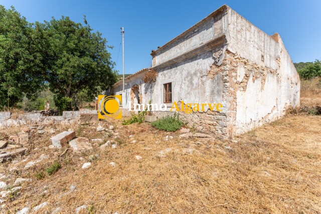 A Unique Opportunity Awaits: Presenting one of the last remaining ruin in the picturesque Canal of Santa Barbara de Nexe, set on a charming flat plot boasting stunning ocean views.