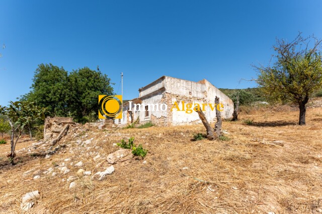 A Unique Opportunity Awaits: Presenting one of the last remaining ruin in the picturesque Canal of Santa Barbara de Nexe, set on a charming flat plot boasting stunning ocean views.