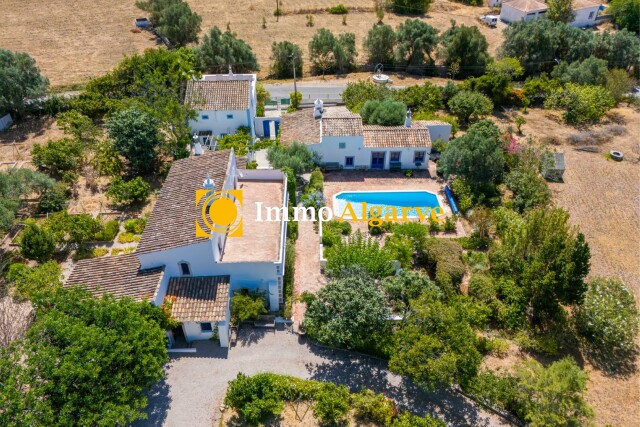 An exceptional estate comprising three distinct and charming quintas, conveniently located near the heart of Santa BÃ¡rbara de Nexe