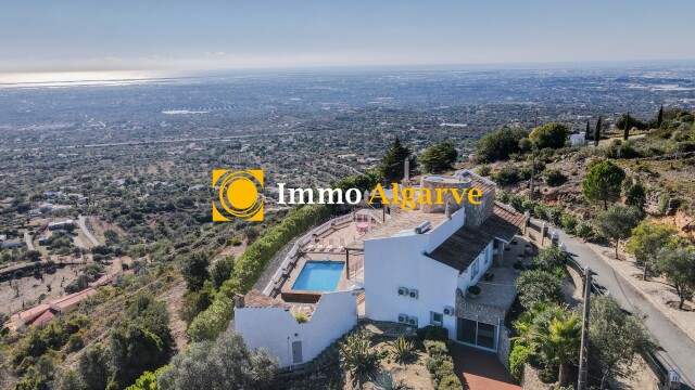 Special 5-bedroom villa nestled in the hills of Estoi, fully renovated with astonishing ocean views